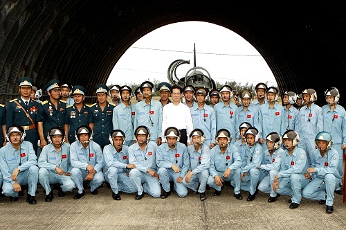 Premier Nguyen Tan Dung visita regimiento aéreo